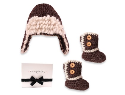 http://www.mamyfactory.com/3288-thickbox/boite-cadeau-bebe-avec-bonnet-aviateur-et-bottines-chocolats-en-laine-alpaga-crochetes-main-par-nos-mamies.jpg