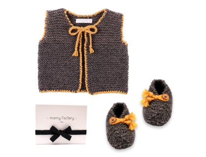 http://www.mamyfactory.com/3294-thickbox/presentes-avec-jolie-boite-cadeau-gilet-chaussons-anthracite-jaune-pour-garcon-tricotes-par-nos-mamies.jpg