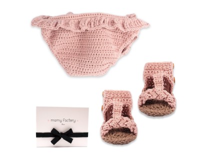 http://www.mamyfactory.com/3426-thickbox/coffret-cadeau-bebe-pour-fille-avec-maillot-de-bain-sandales-bebe-rose-opaline-tricotes-par-nos-mamies.jpg