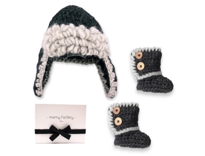 http://www.mamyfactory.com/3434-thickbox/boite-cadeau-bebe-avec-bonnet-aviateur-et-bottines-anthracite-en-laine-alpaga-crochetes-main-par-nos-mamies.jpg