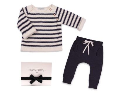 http://www.mamyfactory.com/3802-thickbox/coffret-cadeau-bebe-et-garcon-avec-pull-georges-tricote-en-coton-bambou-par-nos-mamies-jogging-sarouel-.jpg