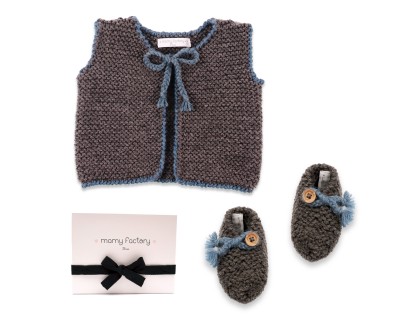 http://www.mamyfactory.com/3819-thickbox/coffret-cadeau-bebe-garcon-avec-chaussons-gilet-joseph-anthracite-et-bleu-tricote-en-laine-par-nos-mamies.jpg