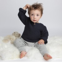 Pull bébé point mousse coton et cachemire bleu marine porté avec sarouel gris