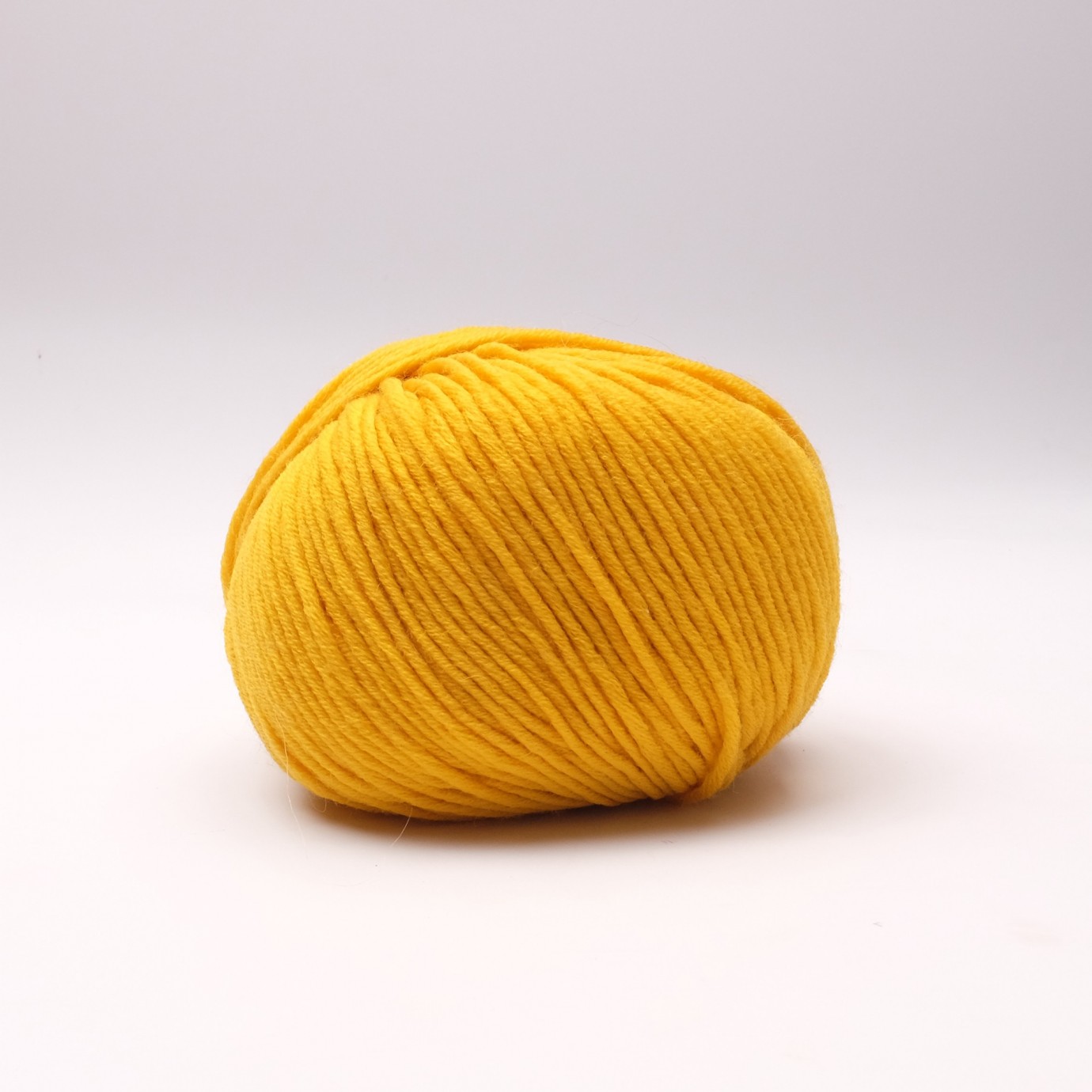 laine jaune merinos à tricoter. 50G/100M - Aiguilles: 4 à 4.5 mm