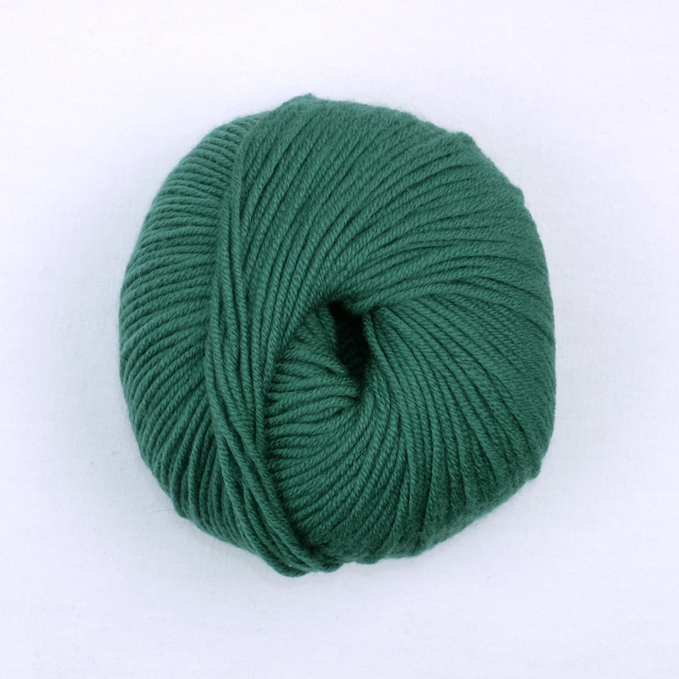 Pelote de laine mérinos vert cèdre - Au Fil de l'Herbe