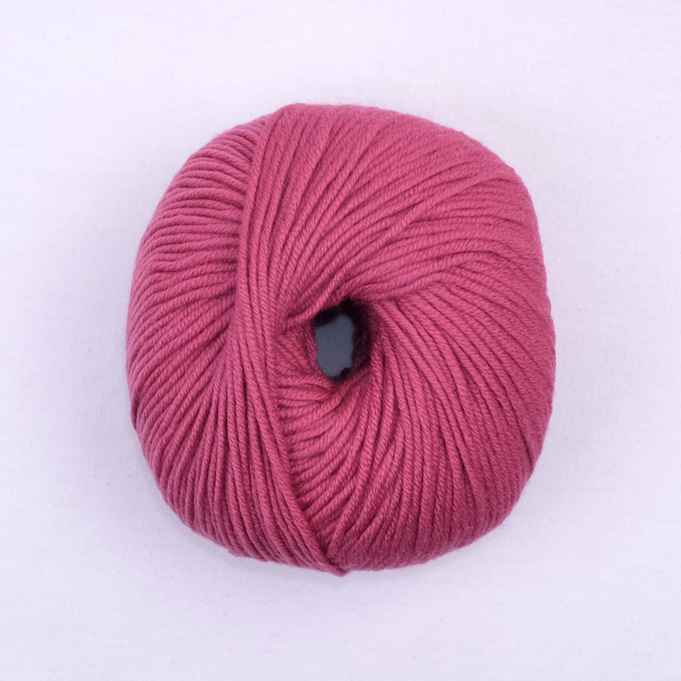 100% laine rose mérinos à tricoter. 50G/100M - Aiguilles: 4 à 4.5 mm