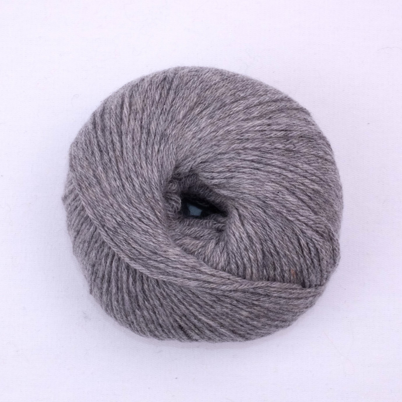 pelote Laine en cachemire. 50G/150M. Aiguilles: 3,5 à 4mm