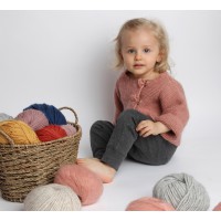 Gilet bébé laine et mohair avec boutons bois, vieux rose - porté
