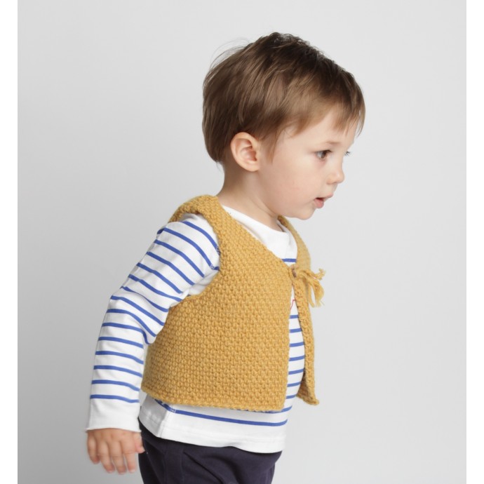 Gilet de berger bébé jaune en laine et alpaga avec bouton bois porté