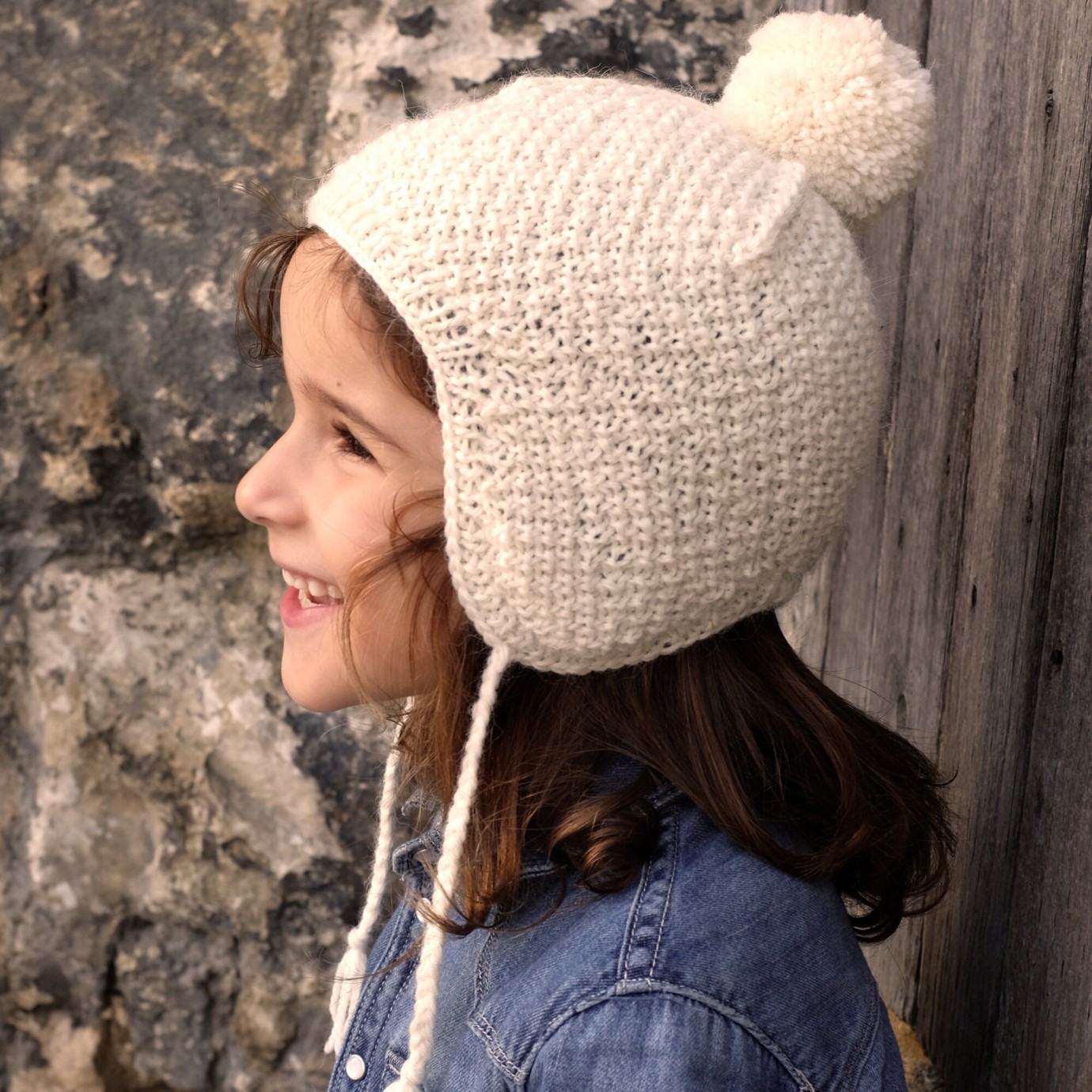 Modele patron bonnet bébé fille avec pompom en laine archiduchesse