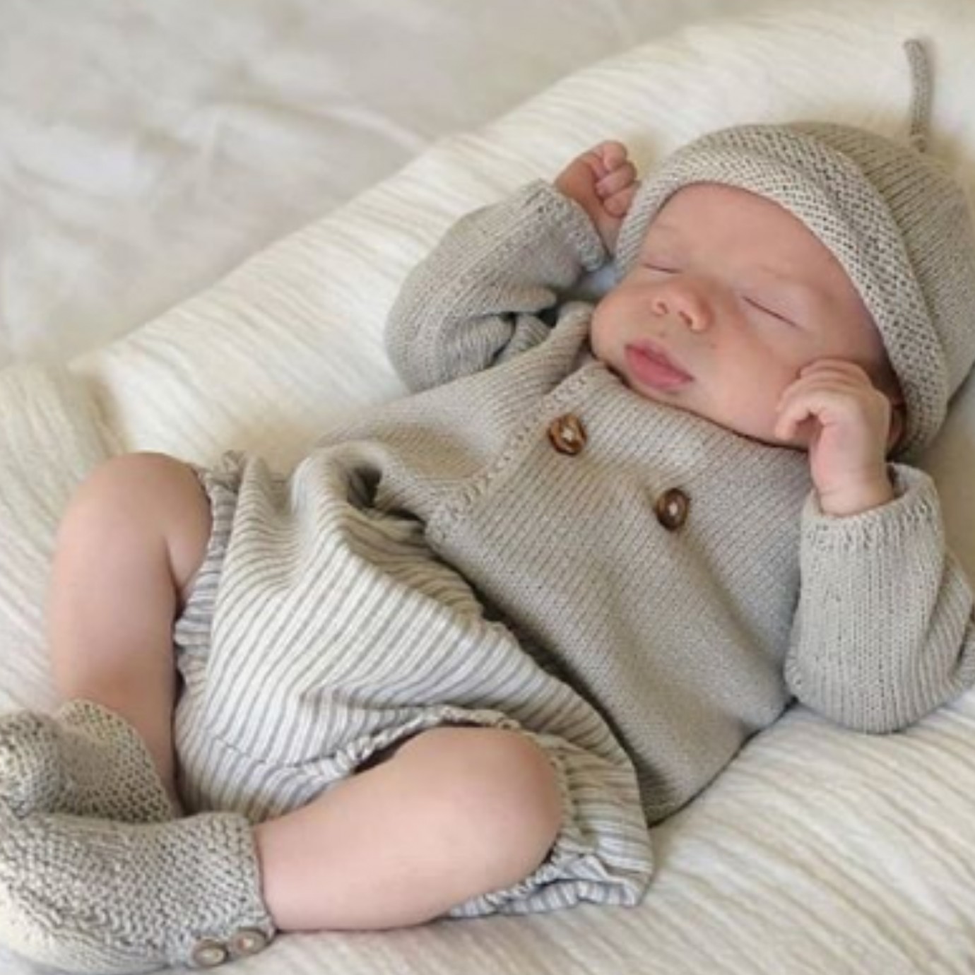 modele bonnet bébé gris bleu en fil de canne a sucre