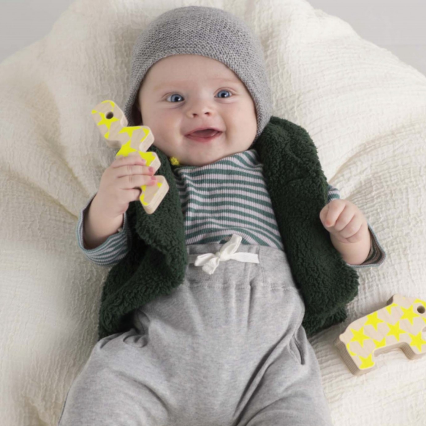 Modele pdf pour béguin lutin pour bébé gris en laine mérinos et cachemire