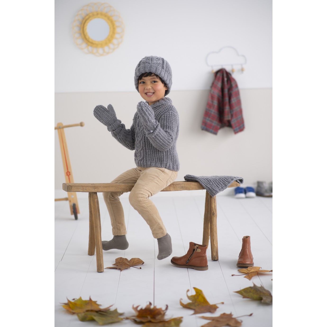 Modele patron bonnet bébé fille avec pompom en laine archiduchesse