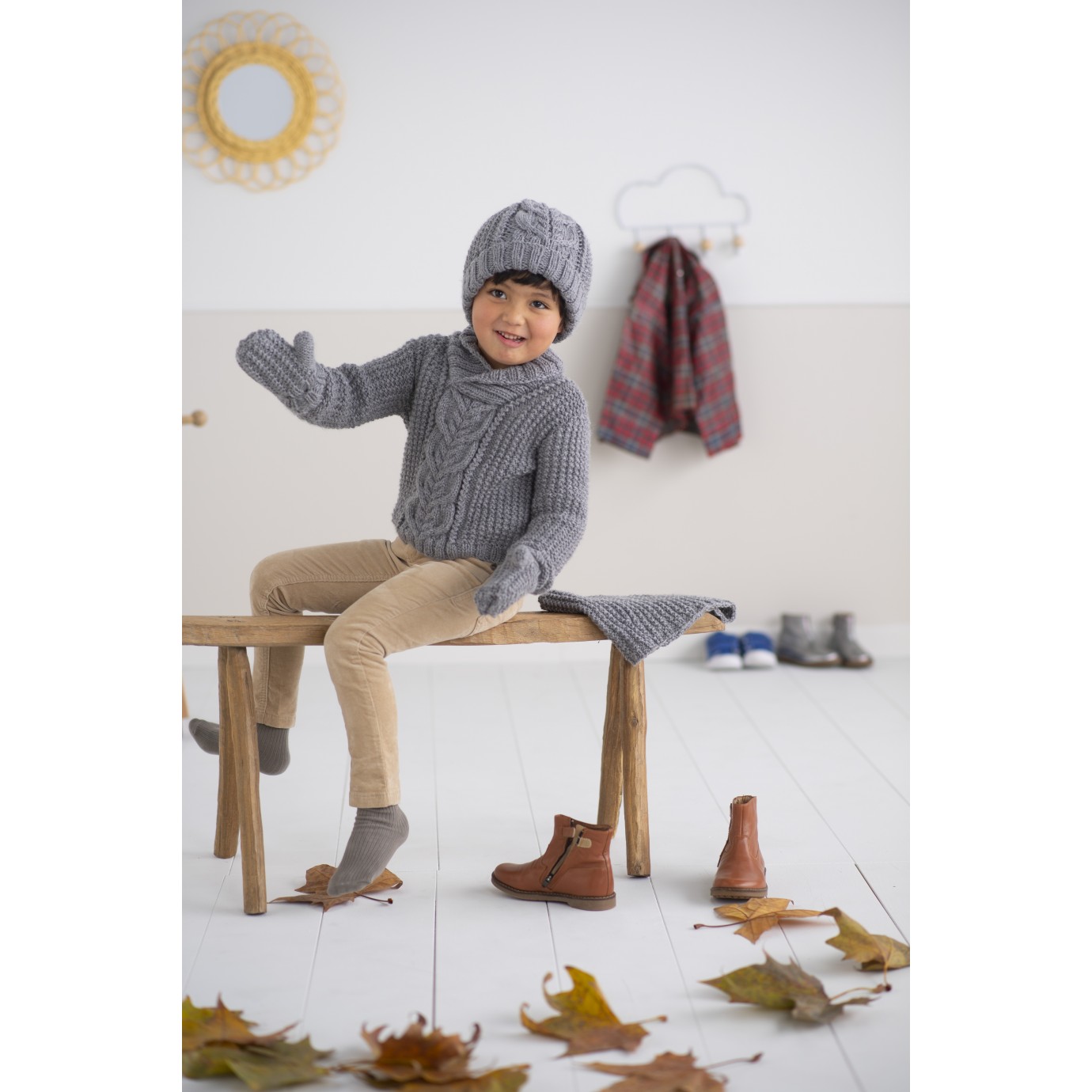 Modele patron bonnet bébé fille avec pompom en laine archiduchesse