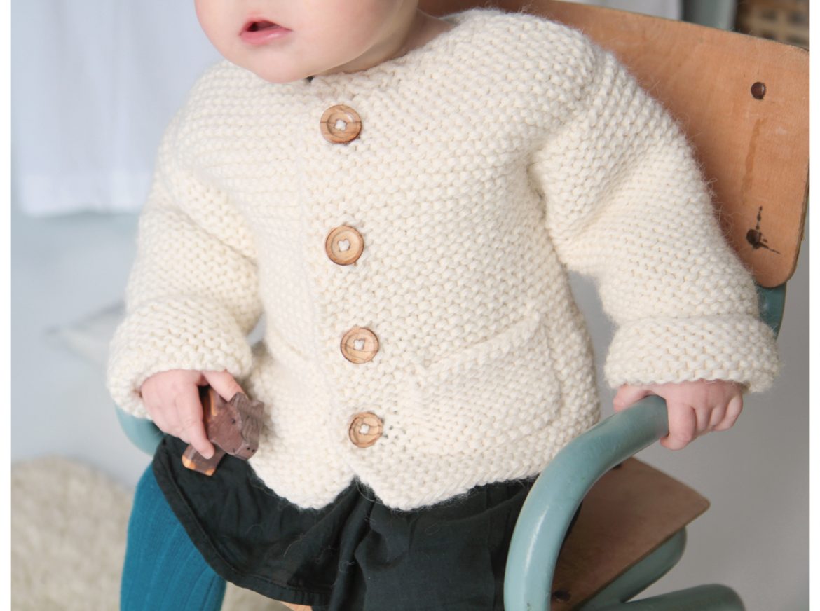 Gros-gilet-bebe-ecru-Mamy-Factory Les avantages du fil mérinos dans l’art du tricot à la main